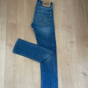 Replay Grover Jeans - Fina Replay Grover jeans med straight fit. Väldigt bra skick