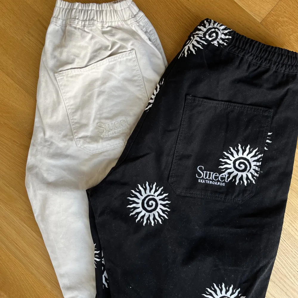 Sweet sktbs surfer pants, använda men i fint skick! Dom svarta är i storlek S och beiga i XXS. Båda byxorna har varsitt eget inlägg i mitt flöde om man bara är intresserad av ett par :). Jeans & Byxor.