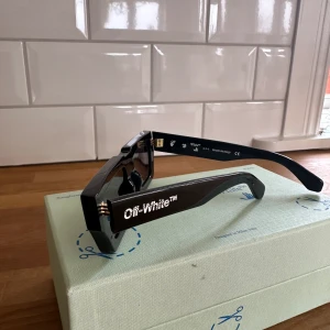 Off White solglasögon 🖤 - Sälj helt oanvända Off White Solglasögon i svart! Köpta på farfetch i unisex modell. Digitalt kvitto kan skickad med, samt allt på bilden! Skriv för fler frågor, prisförslag eller fler bilder! 💞