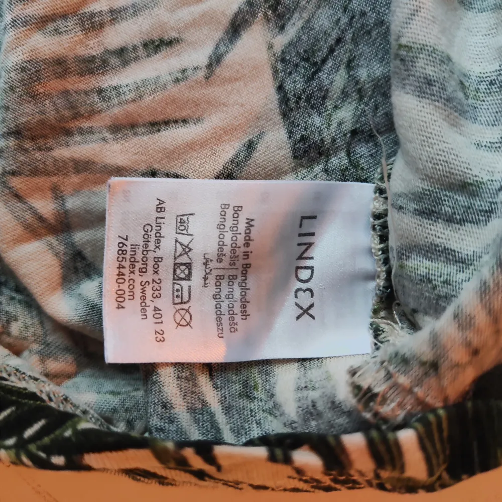 Sparsamt använd tröja från Lindex. Storlek XL. Inga hål eller fläckar. I fint skick. . Toppar.
