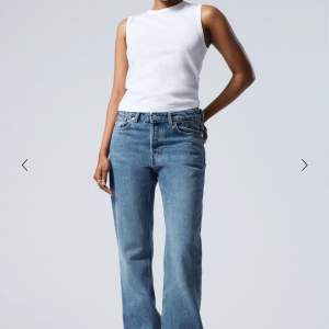 Jeans frpn weekday i modellen pin💓låg/ mid Waits och passar mig som är 174 och vanligtvis bör storlek 38