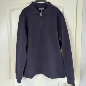 En mörkblå sweatshirt med dragkedja i storlek M, köpt på hm och använd 1 gång!  Skick: Som ny