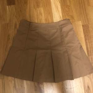 Beige kjol från H&M i storlek 38/M 💗