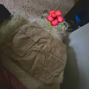 Kjol - Jätte jättefin cargo kjol. Perfekt till sommar🤩 använt få gånger och säljer den för att den är för stor❤️