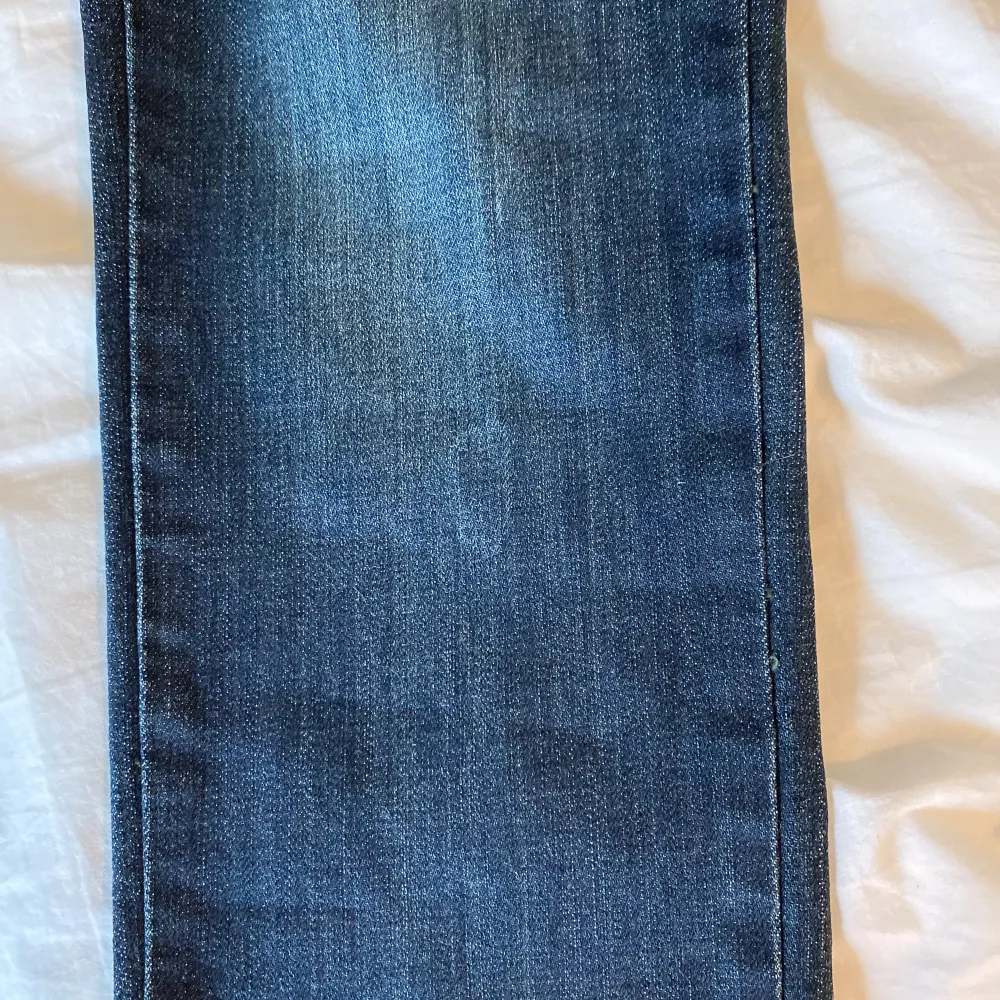 Fina midwaist jeans <3 Midjemått ca 38 cm tvärs över. Köpte jeansen secondhand o JAG har aldrig använt dem. Skulle sy om t bootcut men har inte orkat💘Blå/svarta.. Jeans & Byxor.