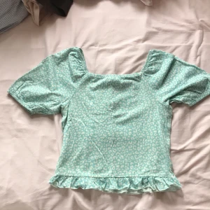 Grön topp  - En jätte gullig turkos topp med leopard mönster och en jätte fin rygg från kappAhl