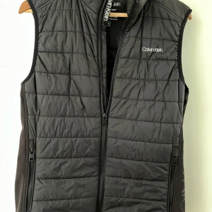 Calvin Klein väst  - Jag säljer min väst då den inte används och det är bra skick på den.  Nypris: 1600kr Pris går att diskutera 