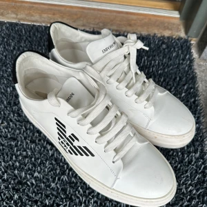 Vita Armani skor. - Använda en till två gånger. De är i storlek 41