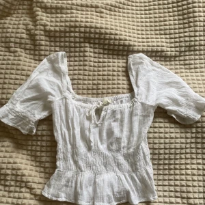 Sommar topp☀️🌸 - Helt oanvänd söt topp från H&M, Storlek S men skulle säga mer en XS (väldigt liten i storlek)  Möts gärna upp centralt