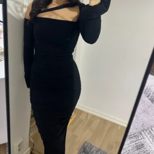 Klänning - En snygg och unik klänning som endast använts vid ett tillfälle och har inga skador eller liknande. Den har en unik passform och framhäver dina kurvor. Vid intresse hör gärna av dig.