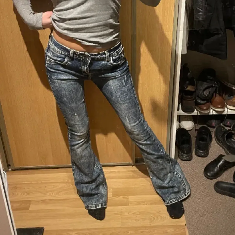 lågmidjade blåa bootcut jeans med super snygg tvätt!! väldigt stretchigt material så passar många storlekar💕 men midjemåttet rakt över är: 35 cm och innerbenslängd: 86 cm💗 Kan gå ner i pris vid snabb affär. Jeans & Byxor.