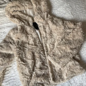 Teddyjacka  - Kofta/jacka från Vero Moda. Använd fåtal gånger. Fint skick.