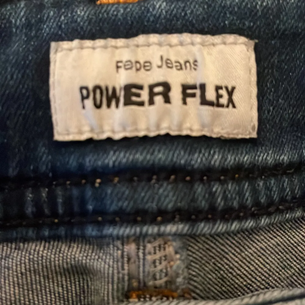 Size: 31/32 Färg:mörkblå  Längd: 100 cm Flare   Ett par riktigt fina Pepe jeans!💕. Jeans & Byxor.