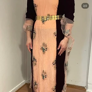 Klänning - En elegant kurdisk klänning (lawandi) som endast använts vid ett tillfälle och har inga skador eller liknande. Hör gärna av dig vid intresse. Pris diskuteras!