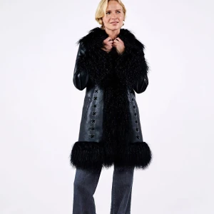 Charlotte Simone jacka - Kollar intresset på min Charlotte Simone jacka. Använd 2 gånger. Ej äkta läder men äkta päls