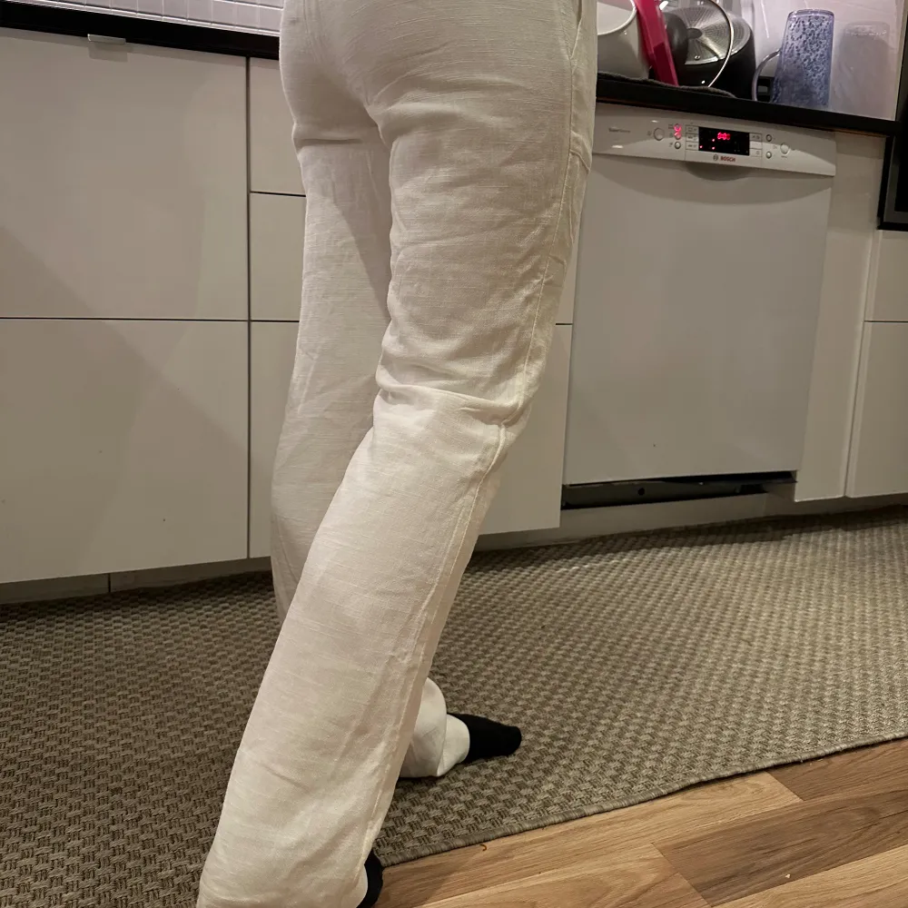 Vita lågmidjade linnebyxor, helt nya med prislapp. Långa och inte genomskinliga är dom. ❤️❤️  Modellen på bild 1 är 163cm  Mina bilder (2 och 3), är 163cm Innerbenslängden är 81cm. Jeans & Byxor.
