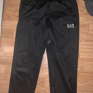 Ea7 byxor - Nya Ea7 byxor använda en gång, sköna för sommarn. Köpte dom för runt 900