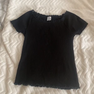 Svart gullig topp från Lindex💓 - Andvänt 2 gånger, säljer pga att den inte kommer till andvändning.