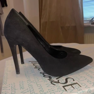 Klassiska pumps - Pumps till fest eller vardags. Använd endast en gång då jag tagit fel storlek för min fot. Nästan som nya, det kan man se på klacken. 