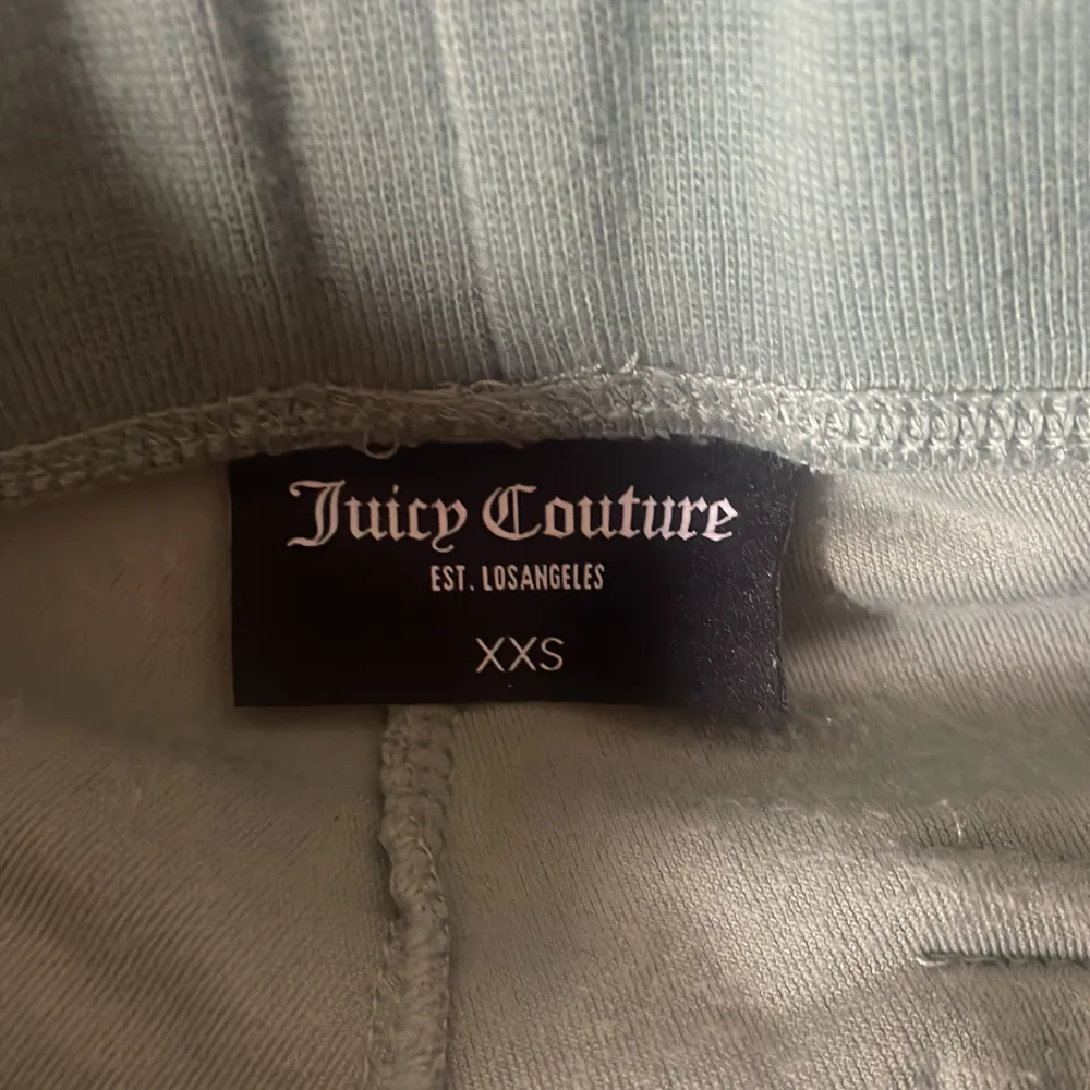 Ljusgröna/gröna Juicy Couture byxor i storlek XXS, fint skick👍🏽. Jeans & Byxor.