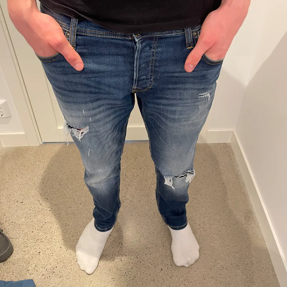 Hej, säljer mina Jack n Jones jeans med hål för att dom har blivit för korta på mig och jag är 1.98. Dom är inte för tighta. Skriv gärna om ni är intresserade.. Jeans & Byxor.