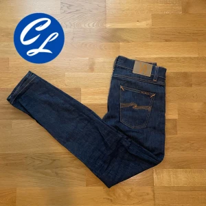 Nudie Jeans  - Hej! Nu säljer vi de här jeansen från Nudie! Jeansen är i riktigt bra skick utan några skador. Storlek 29/32. Tveka inte att höra av dig vid minsta fråga eller fundering!👍