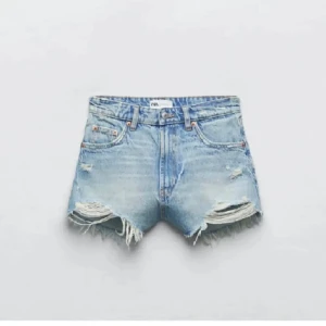 Zara shorts  - Säljer dessa i 2 olika storlekar då inte jag tyckte om de så mycket, 259kr styck.skriv för egna bilder och vid intresse