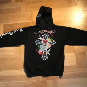 Edhardy hoodie! - Edhardy zip up hoodie med tryck och rhinestones i bra skick! ⭐️