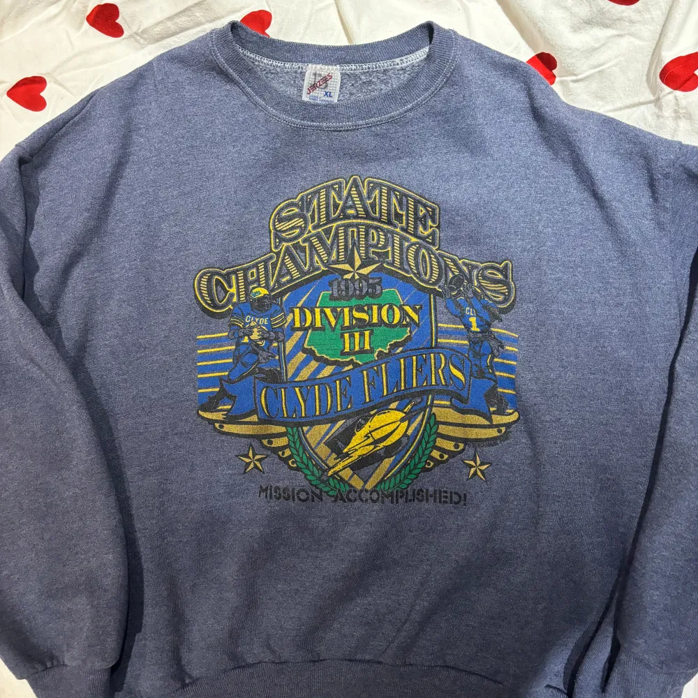 en fin vintage sweatshirt köpt från urban outfitters retro-avdelning :-)  den är i bra skick <3. Hoodies.