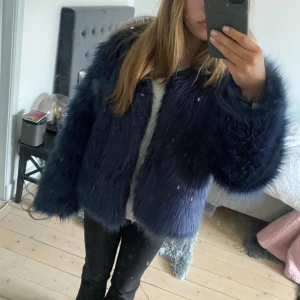 Pälsjacka  - Så snygg pälsjacka perfekt nu till våren passar xs-M❤️jätte bra skick❤️