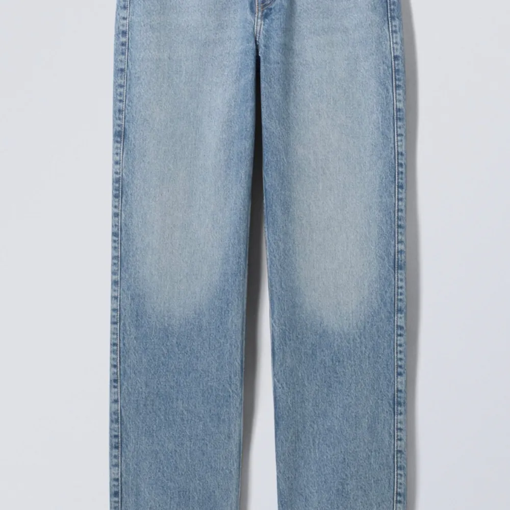 Säljer dessa högmidjade jeansen från Weekday då jag inte får användning av dem längre💓💓om du vill ha fler bilder eller har andra frågor skriv till mig😽. Jeans & Byxor.