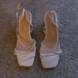Vita klackskor 💕 - De är aldrig använda, så de är som nya 💕