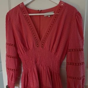 Klänning by Malina - Supersöt klänning från By Malina, passar perfekt till sommaren! Klänningen är i modellen ”Inez Dress” och är numera helt slutsåld. Köpt för 2600kr men säljer för 1150kr!