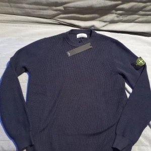 Stone island - Hej, säljer nu en stone Island tröja i nyskick. Det är storlek M och passar perfekt.  Qr koden kommer man till stone Island officiella hemsida. Skriv vid mer funderingar eller bilder.