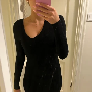 Svart midi klänning  - Säljer denna svarta stickade klänningen från bikbok, säljs inte längre och är använd max 5 gånger. Inga defekter  Pris går att diskuteras 