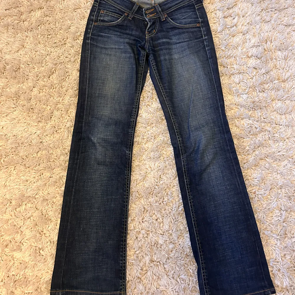 Lågmidjade jeans från lee i nyskick, strl xs/ S 💓supersnygg färg och tvätt . Jeans & Byxor.