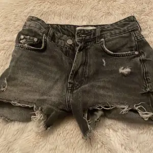 Säljer dessa jätte snygga jeans shorts från zara. Har använts ett fåtal gånger och dem är i fint skick. 💕