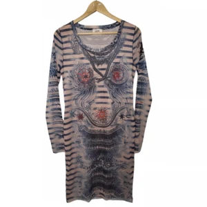 Jean Paul Gaultier klänning - Kollar intresset på min Tattoo Dress frånJean Paul Gaultier x Lindex som är rare✨Jag personligen brukar vika upp den och ha den som långärmad tröja. Osäker på om jag vill sälja, säljer endast vid bra bud!