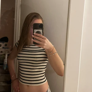 Zara topp - Säljer denna zara toppen i storlek s men passar xs säljer pga att den inte kommer till användning Hör av dig om du har några fungerar!