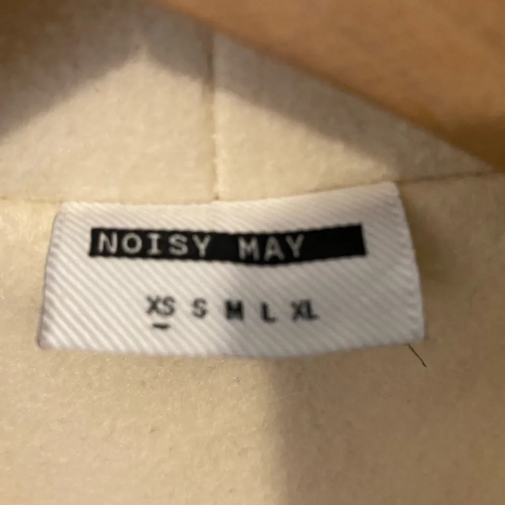 Kräm vit/beige vår jacka i storlek XS. Köpt vå vero Moda, märke ”noisy may”. Använd ett fåtal gånger. Sitter bra med längd och annat för mig som är ca 160 lång. Köptes för 799kr❤️. Jackor.