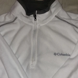 Columbia Fleecetröja  - Sjukt snygg fleecetröja från märket Columbia😩Köptes för 500 men säljs för 250!! Tröjan är i nyskick då den aldrig kommit till användning🩷Skriv gärna vid intresse🫶