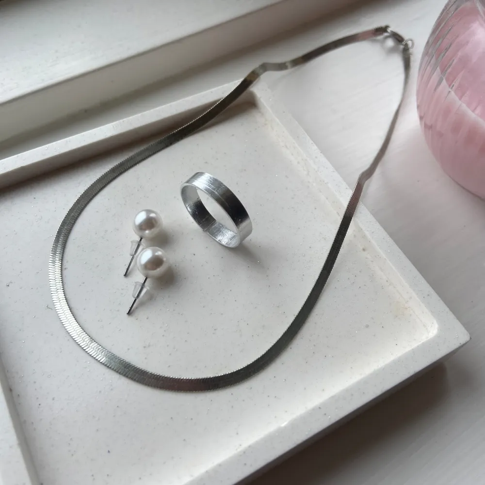 Ett kit med supergulliga och basic smycken đđ»đ«¶đ» Ringen Ă€r justerbar! . Asusteet.