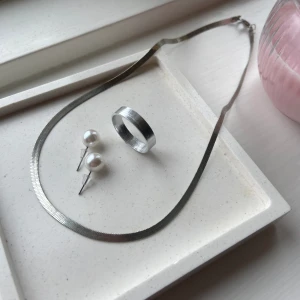 Smycken  - Ett kit med supergulliga och basic smycken 👌🏻🫶🏻 Ringen är justerbar! 