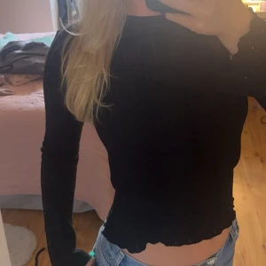 Ribbad seethrough tröja - Jättesöt ribbad/randig topp med seethrough från bikbok. Säljer då den ej kommer till användning. Storlek xs.