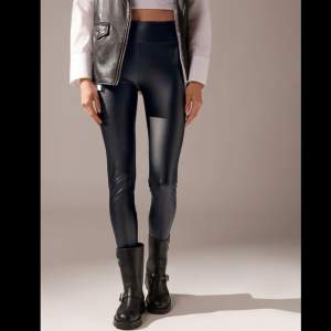 Leather-effect elasticated waist leggings från Calzedonia. Helt oanvända med lappen på. Modellen är 175 cm lång och bär storlek M. Passar både S/M. 