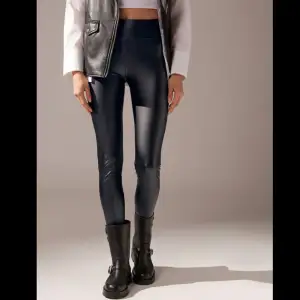 Leather-effect elasticated waist leggings från Calzedonia. Helt oanvända med lappen på. Modellen är 175 cm lång och bär storlek M. Passar både S/M. 