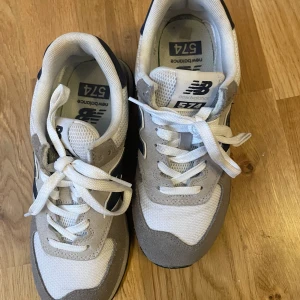 New balance  - Hej nu säljer jag mina skor från new balance, fick i födelsedagspresent men tyvärr va dom för stora och tog aldrig tag i att ändra storlek. Har använt dom ca 4/6 gånger men fortfarande i väldigt bra skick💘 skriv om ni är intresserade eller har frågor
