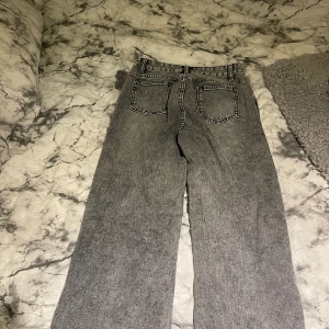 Jeans  - Hej säljer dessa jeans då dem inte passar mig. Väldigt fina och färgen är fin. 