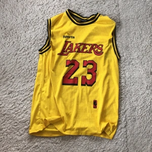 Basket linne🏀💙 - Ett väldigt fint basket linne men nummer 23. Har lite fläckar men utöver det väldigt bra skick! Strl xxl!❤️