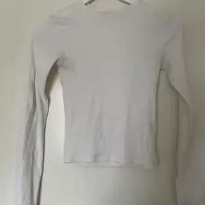 Säljer denna vita tröja från bikbok då den inte används längre. 